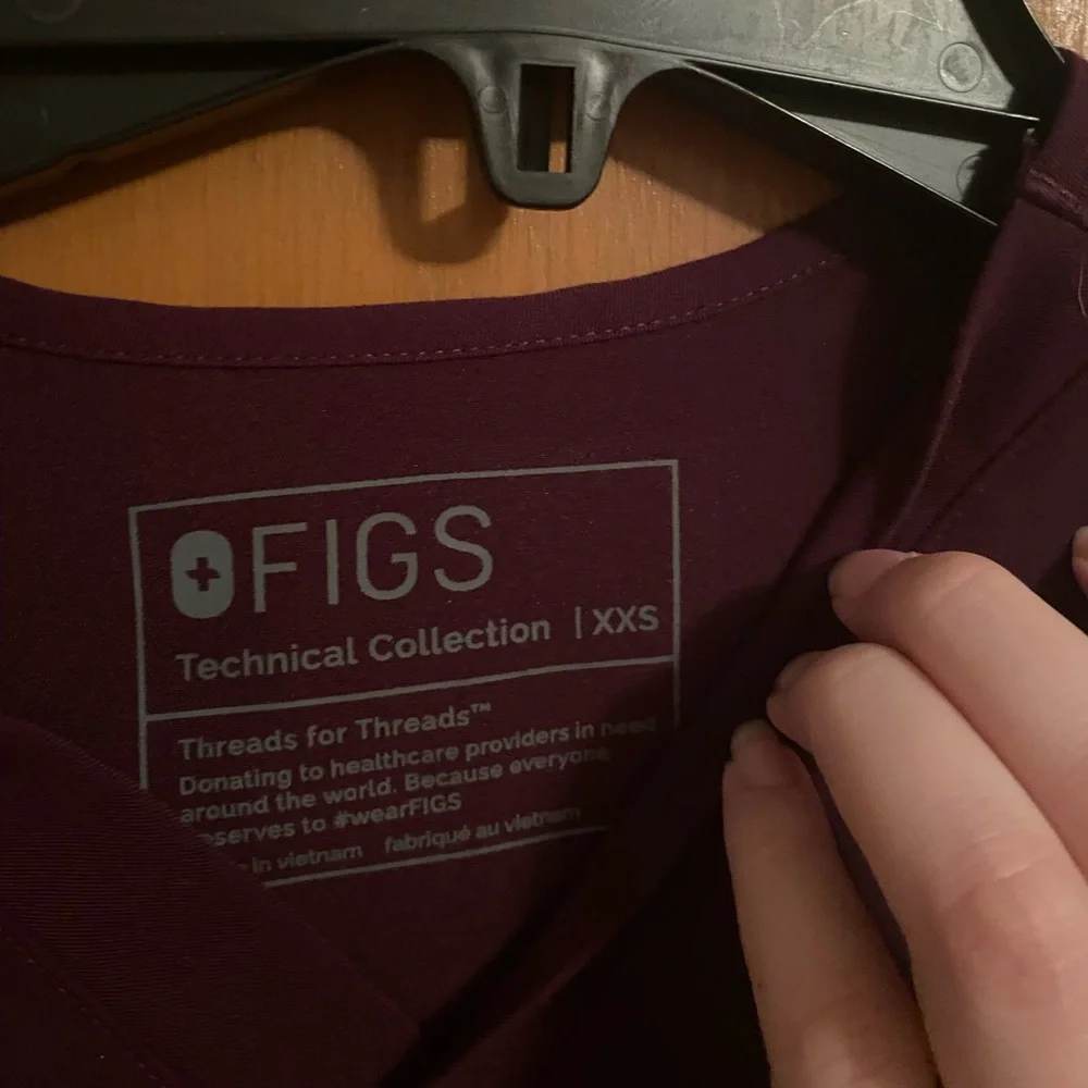 NWOT FIGS Plum/Burgundy Scrub Set XXS Top/XS Joggers - Picture 7 of 7
